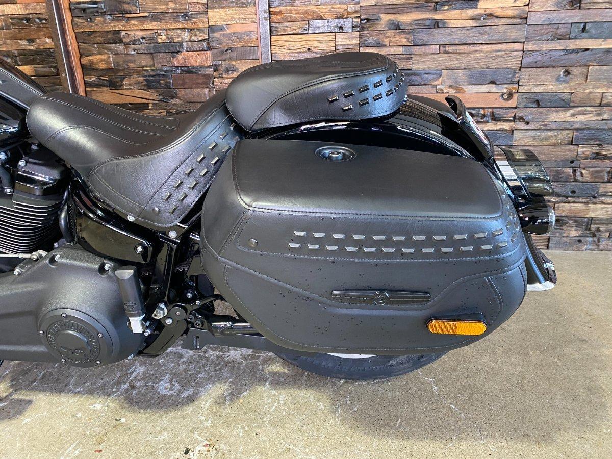 2022 HARLEY-DAVIDSON FLHCS HERITAGE CLASSIC 114 CRUISER