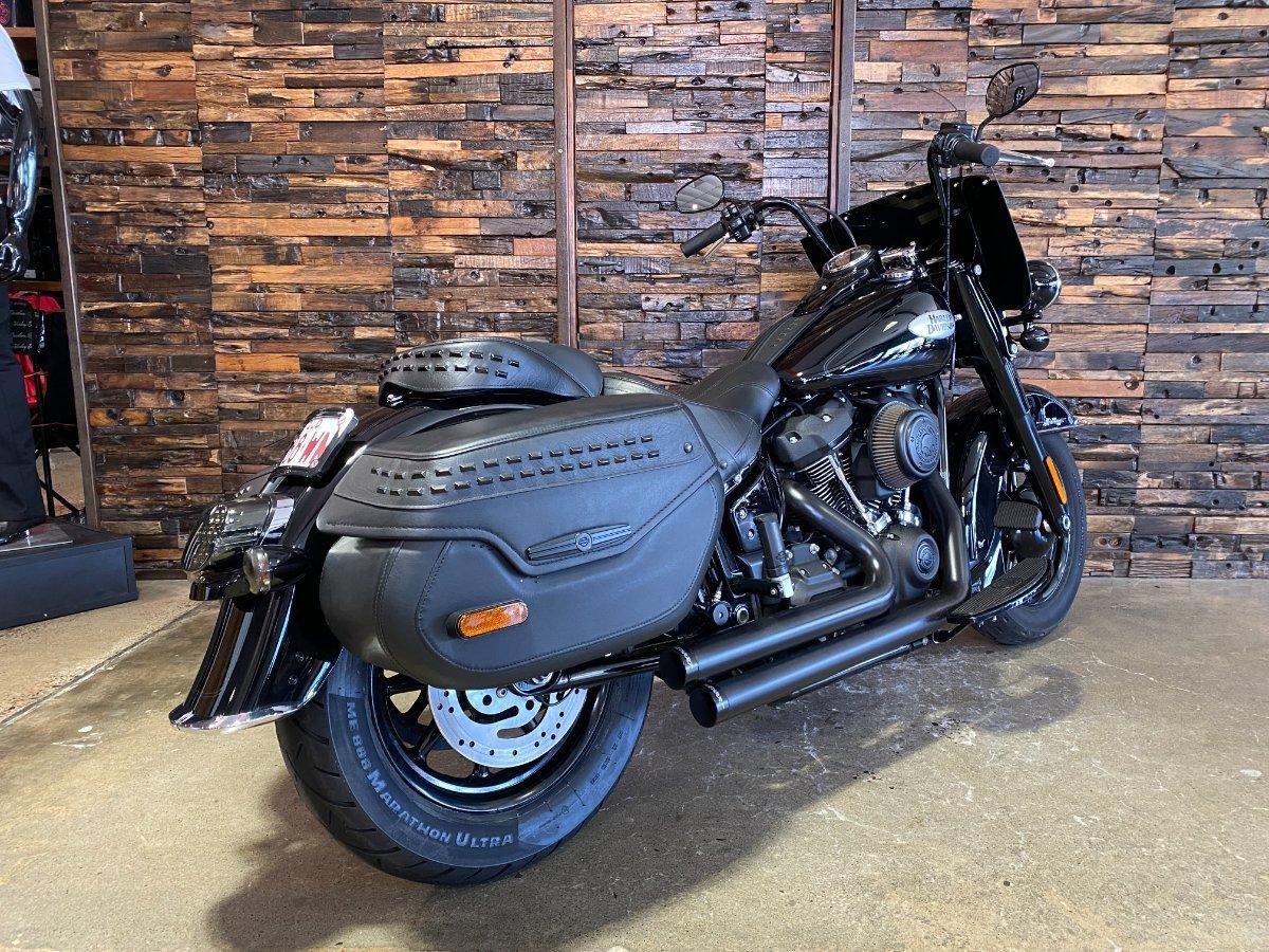 2022 HARLEY-DAVIDSON FLHCS HERITAGE CLASSIC 114 CRUISER