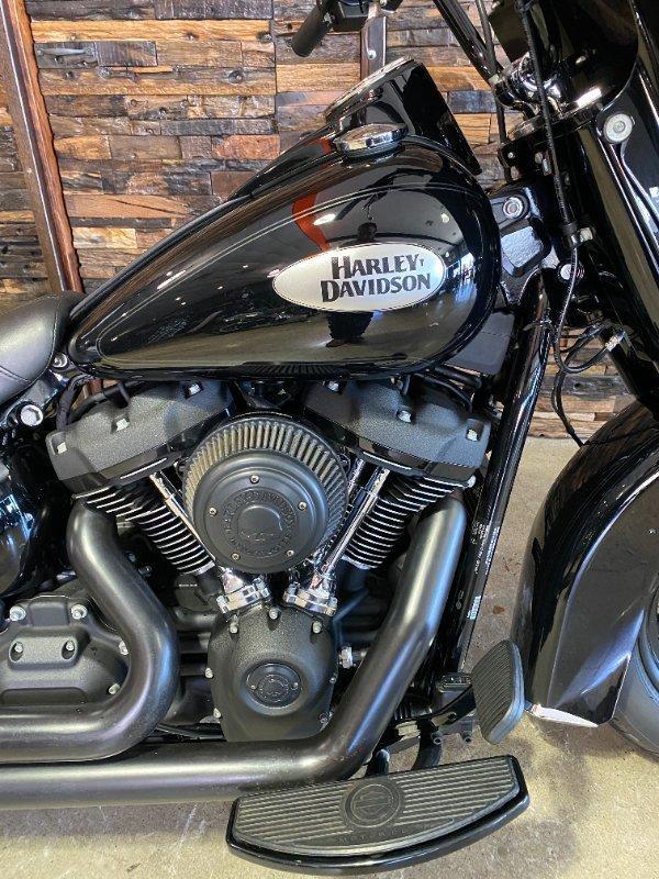 2022 HARLEY-DAVIDSON FLHCS HERITAGE CLASSIC 114 CRUISER