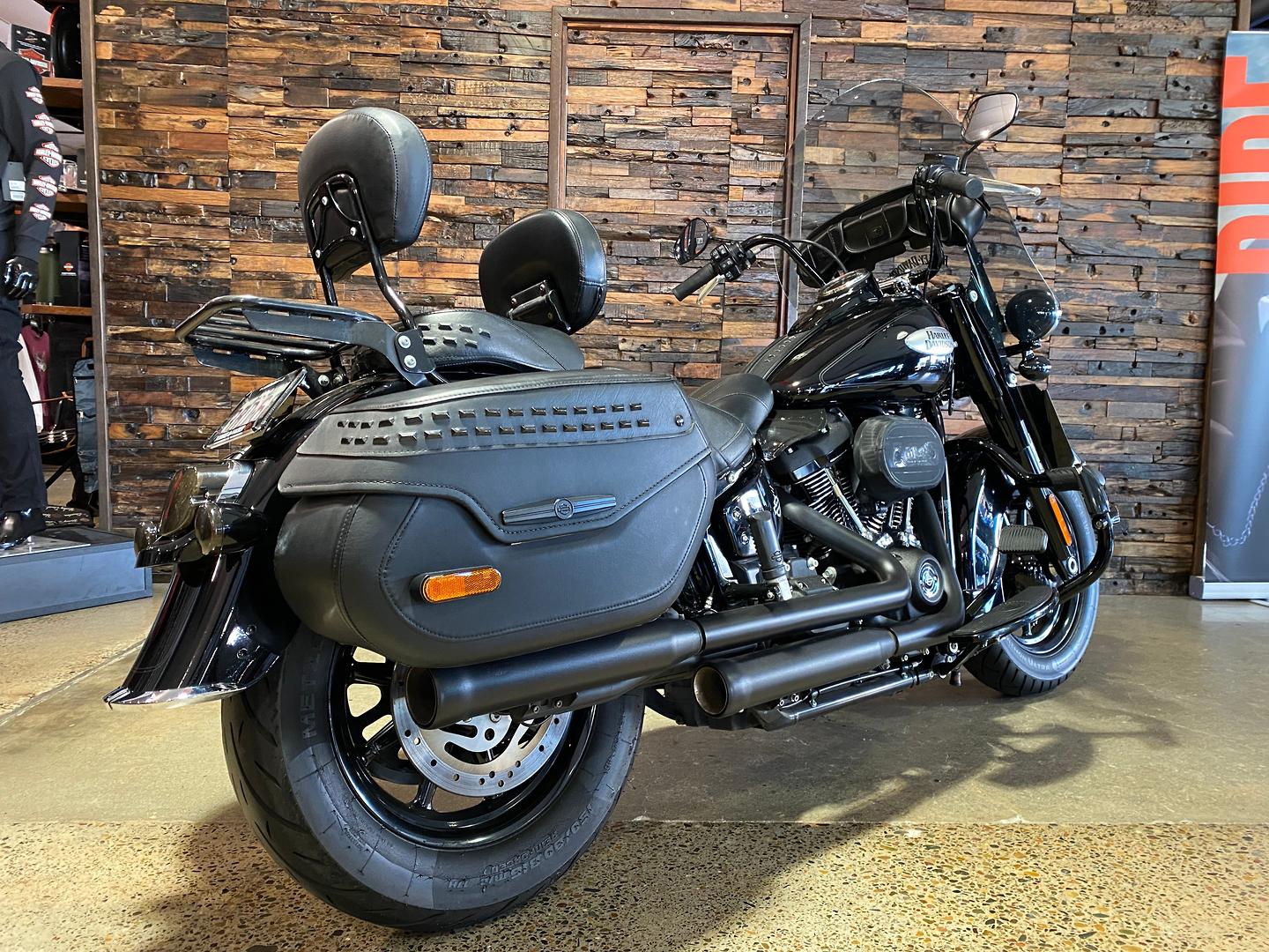 2022 HARLEY-DAVIDSON FLHCS HERITAGE CLASSIC 114 CRUISER