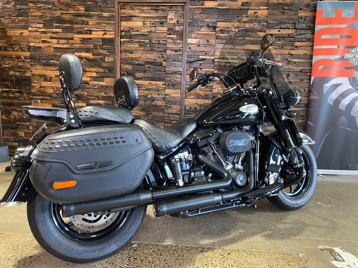 2022 HARLEY-DAVIDSON FLHCS HERITAGE CLASSIC 114 CRUISER