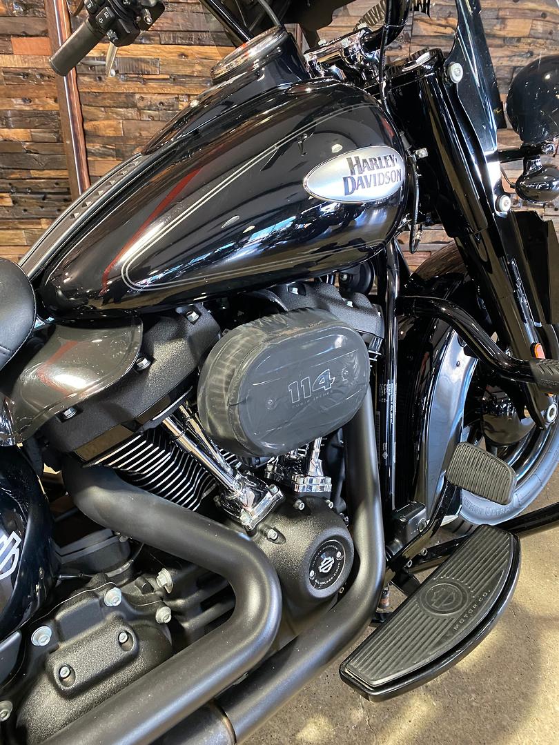2022 HARLEY-DAVIDSON FLHCS HERITAGE CLASSIC 114 CRUISER