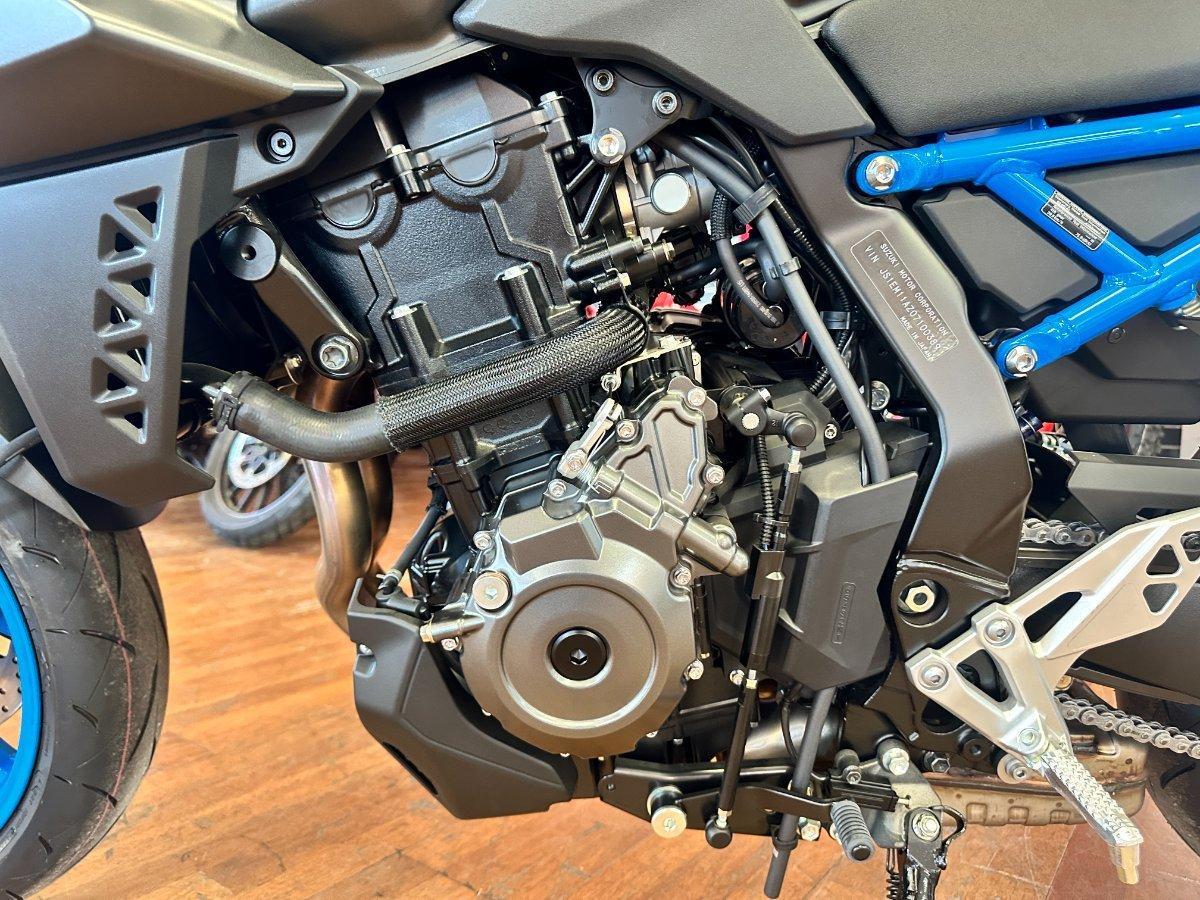 2025 SUZUKI GSX-8S ROAD