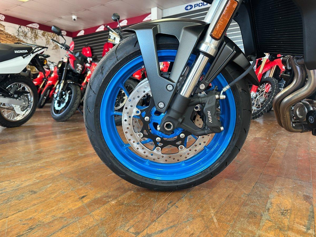 2025 SUZUKI GSX-8S ROAD