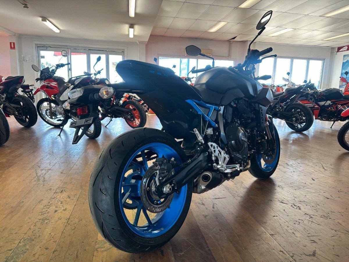 2025 SUZUKI GSX-8S ROAD