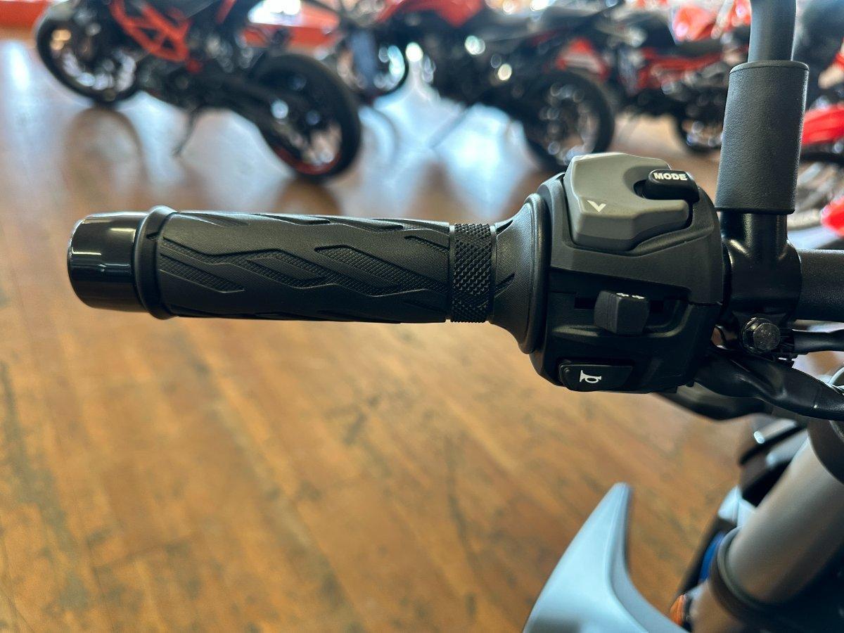 2025 SUZUKI GSX-8S ROAD