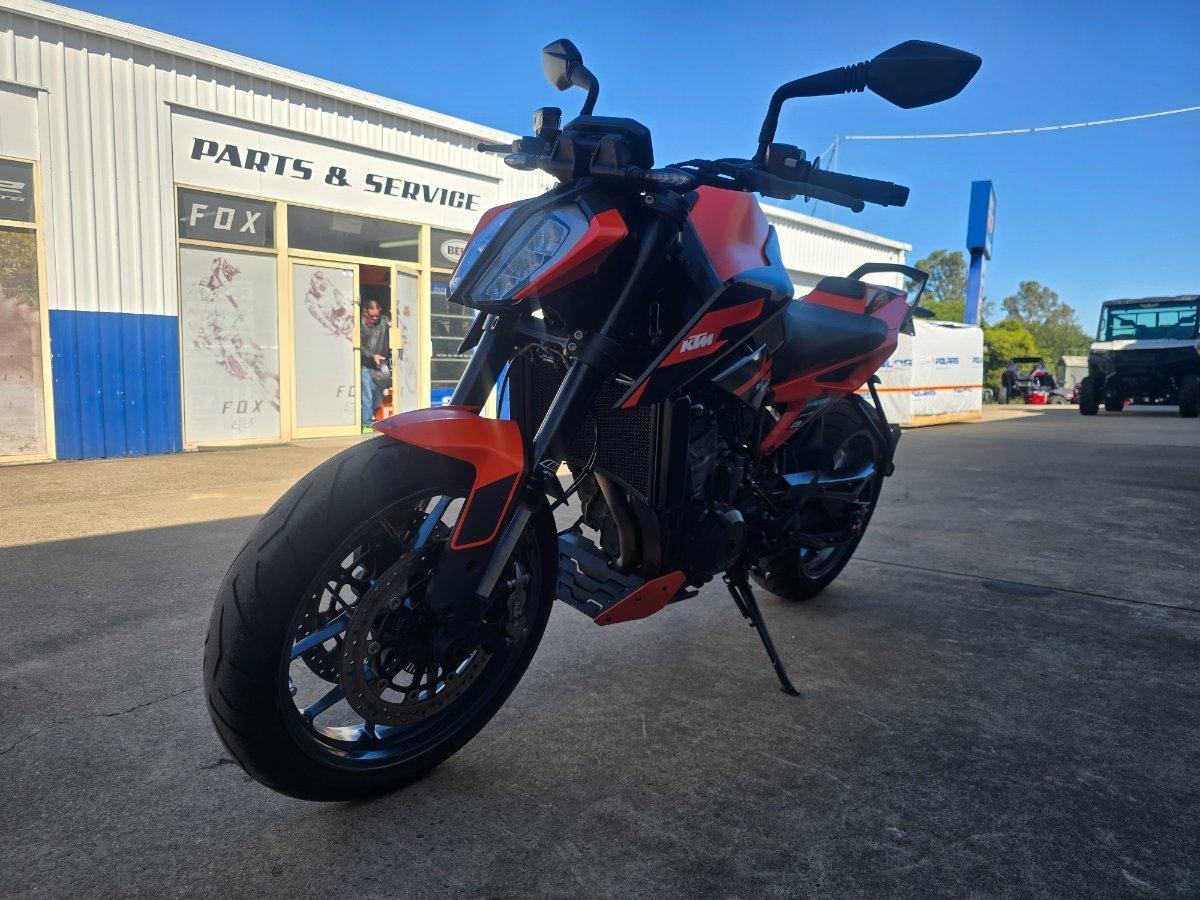 2023 KTM 890 DUKE GP ROAD