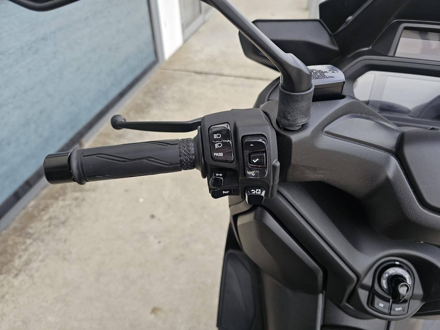 2024 YAMAHA XMAX 300 V2 (CZD300A2) SCOOTER