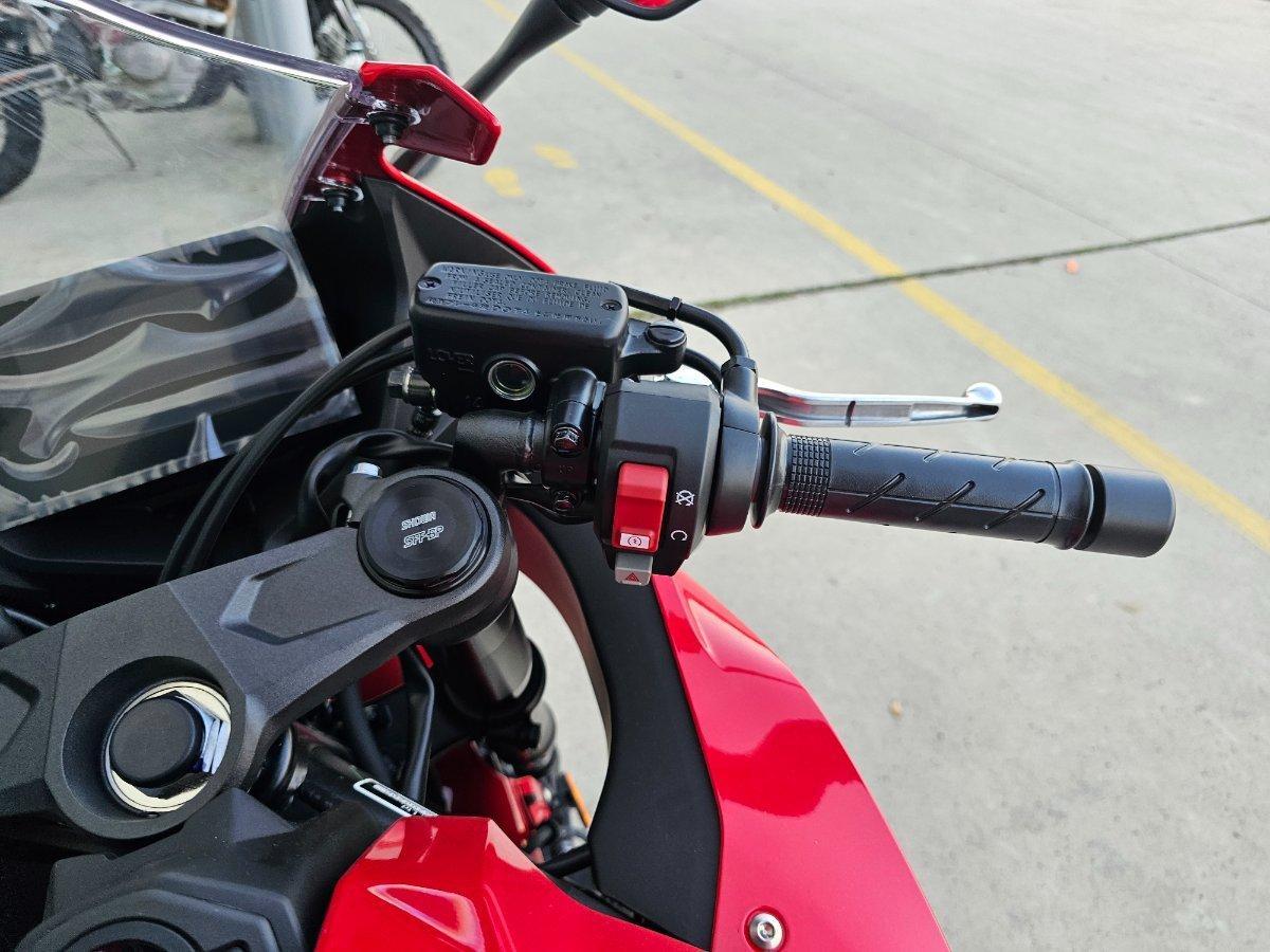 2026 HONDA CBR650R E-CLUTCH SPORTS