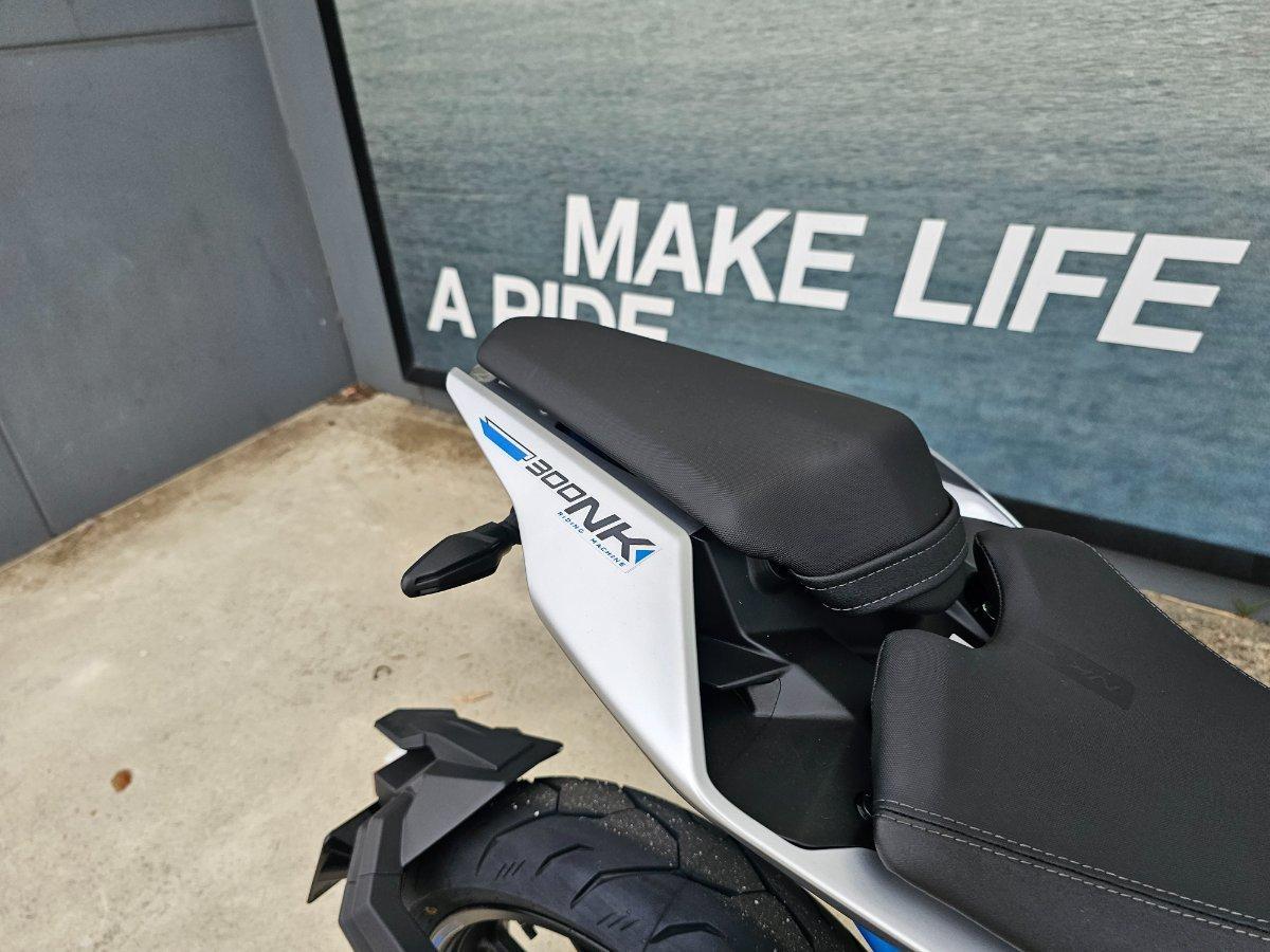 2025 CF MOTO 300 NK ROAD
