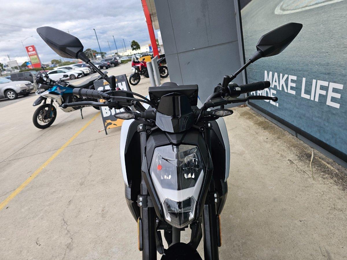 2025 CF MOTO 300 NK ROAD
