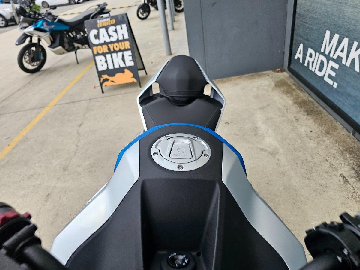 2025 CF MOTO 300 NK ROAD