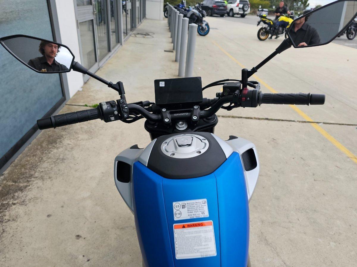 2025 CF MOTO 300 NK ROAD