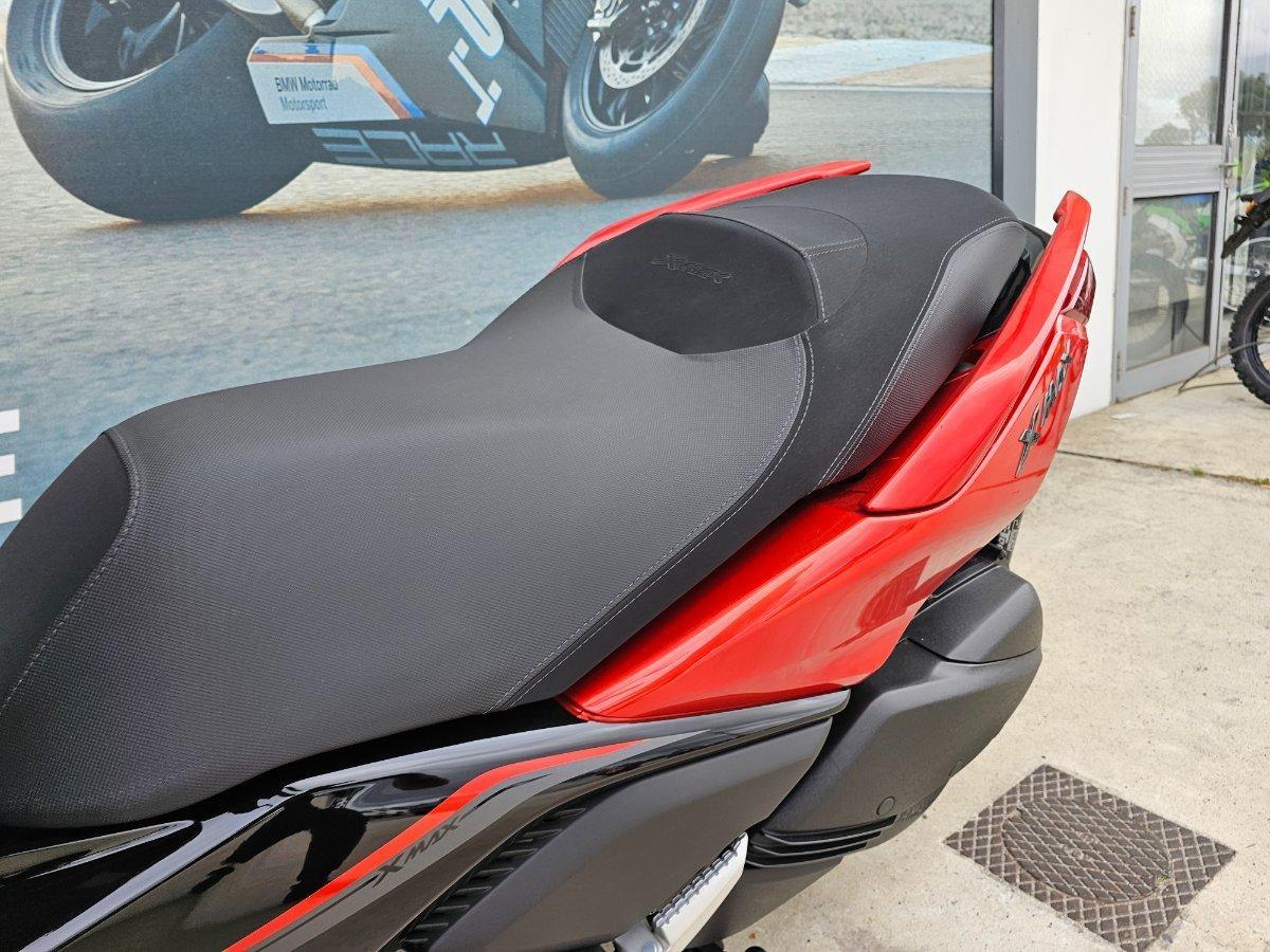 2025 YAMAHA XMAX 300 V2 (CZD300A2) SCOOTER