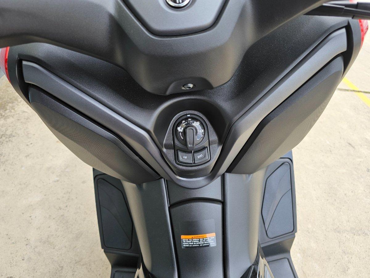 2025 YAMAHA XMAX 300 V2 (CZD300A2) SCOOTER