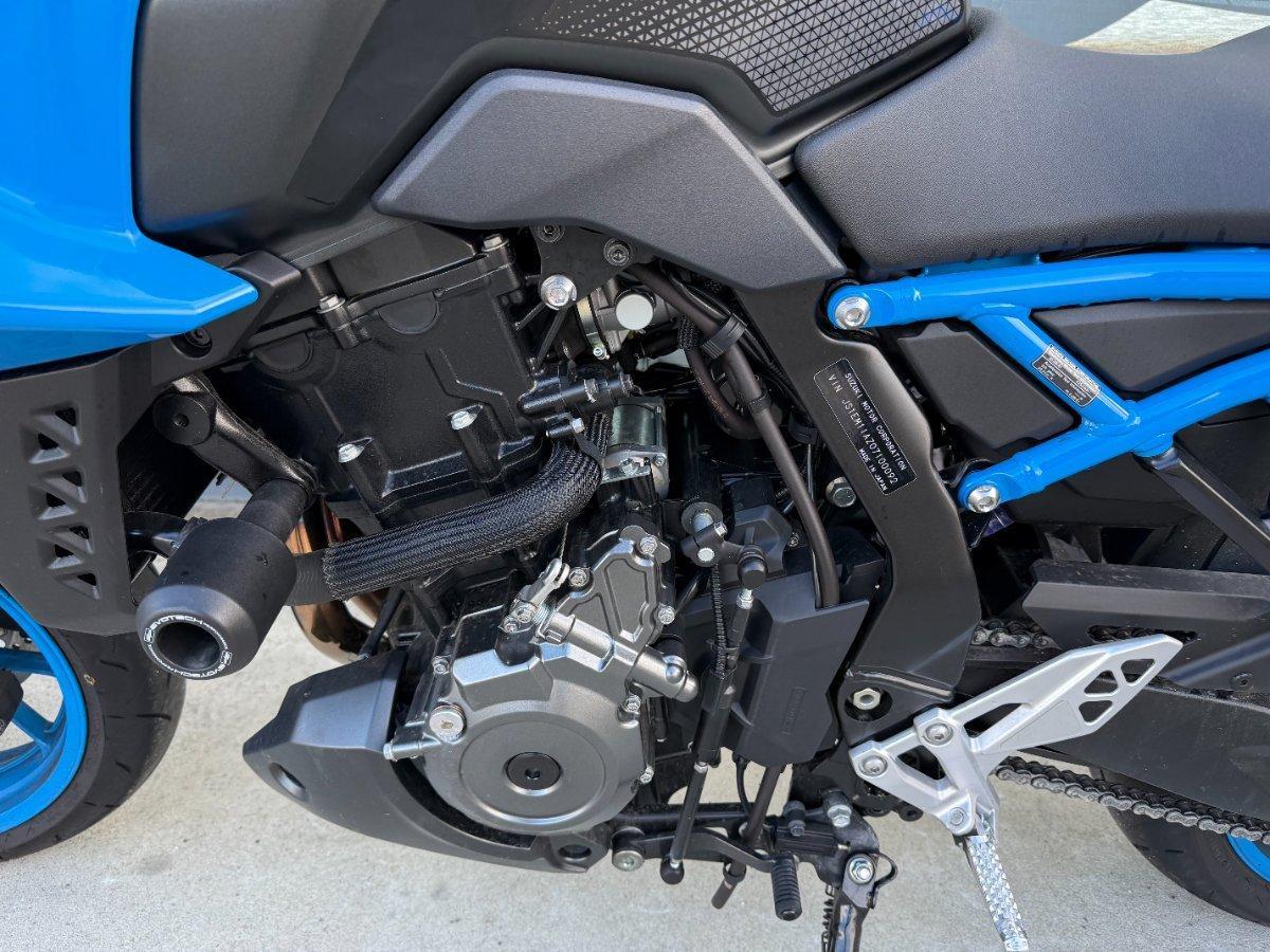 2023 SUZUKI GSX-8S ROAD