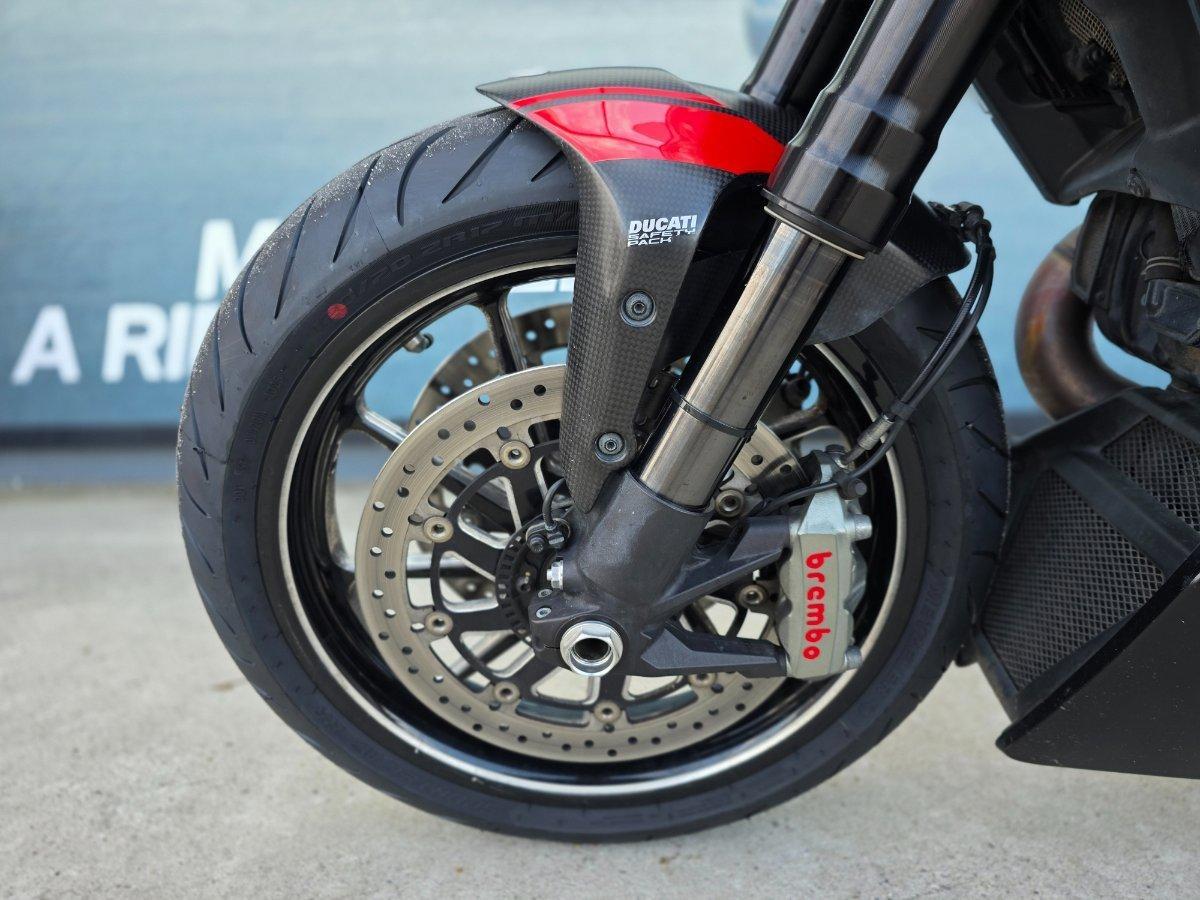 2015 DUCATI DIAVEL CARBON CRUISER