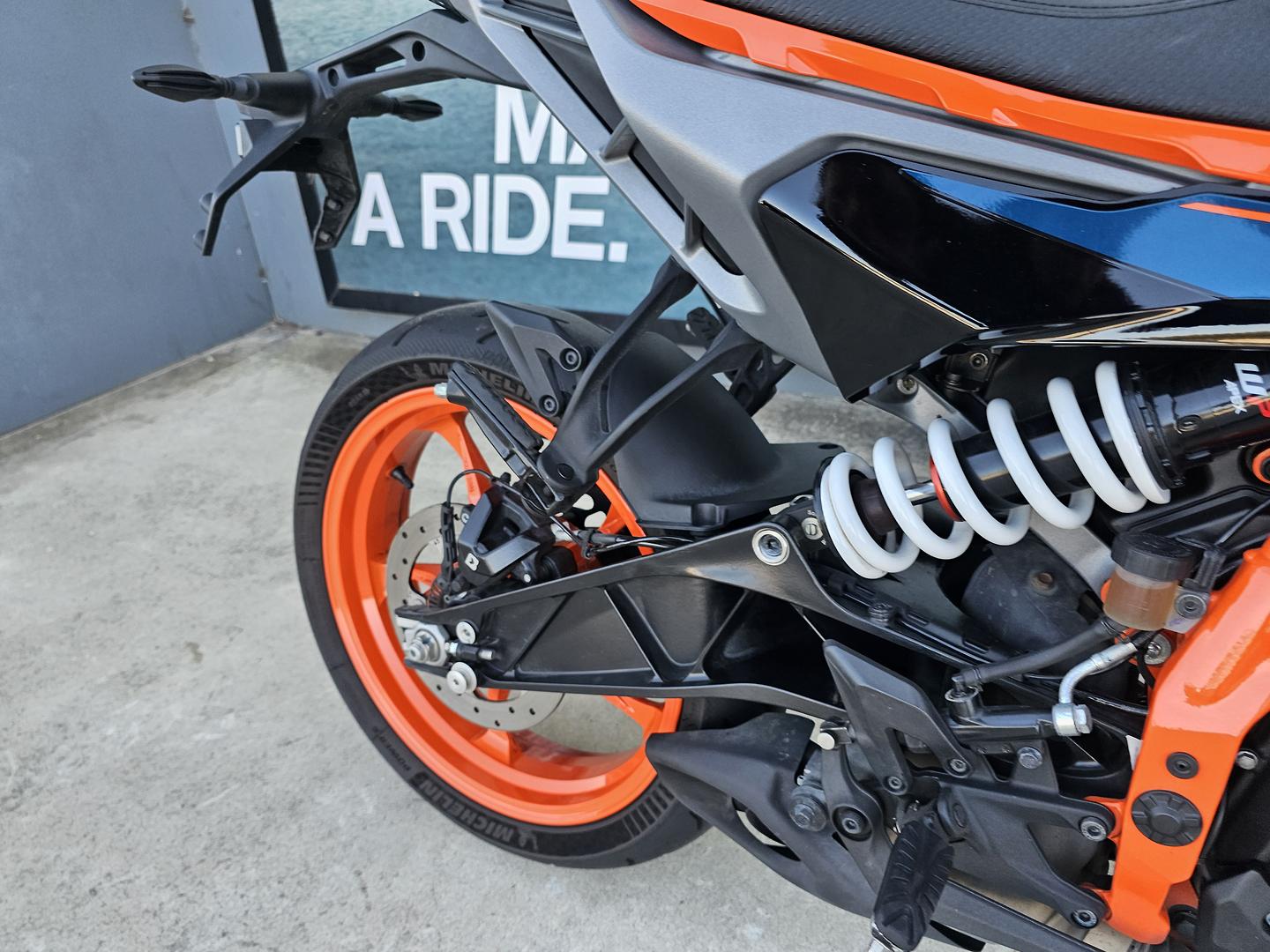 2024 KTM 390 DUKE ROAD