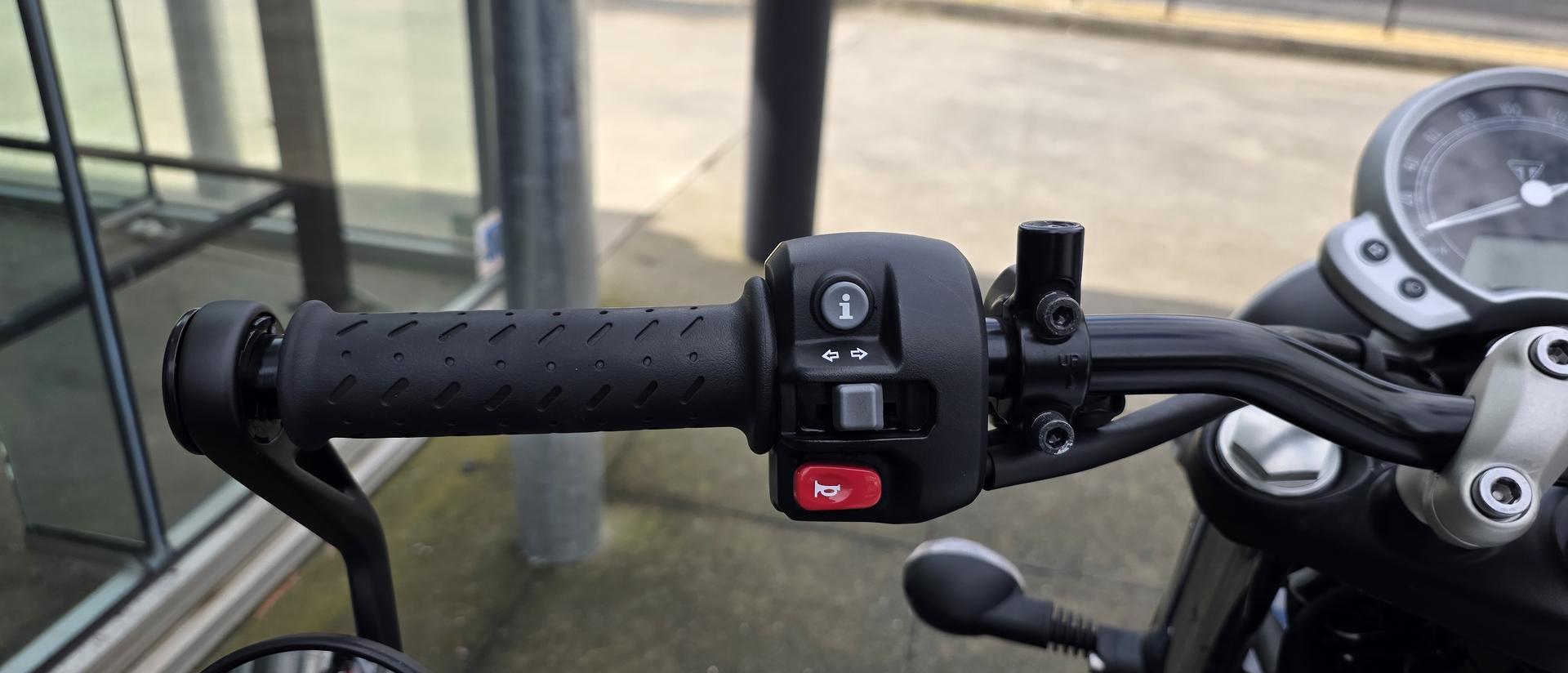 2021 TRIUMPH STREET TWIN ROAD