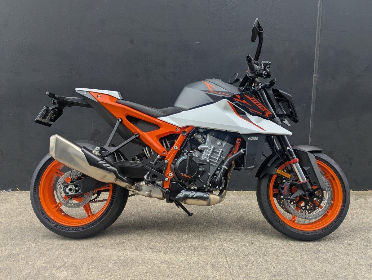 2026 KTM 990 DUKE R ROAD