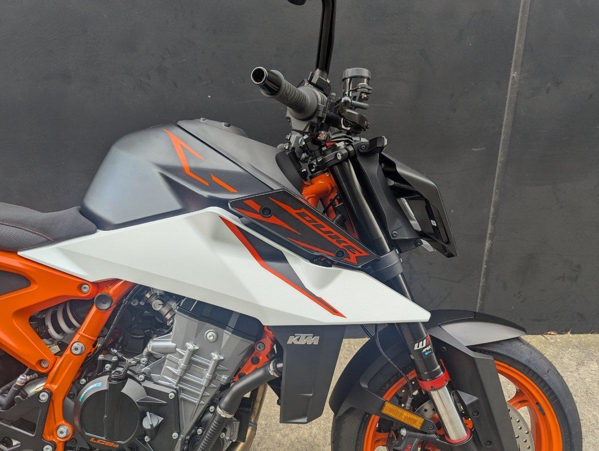 2026 KTM 990 DUKE R ROAD