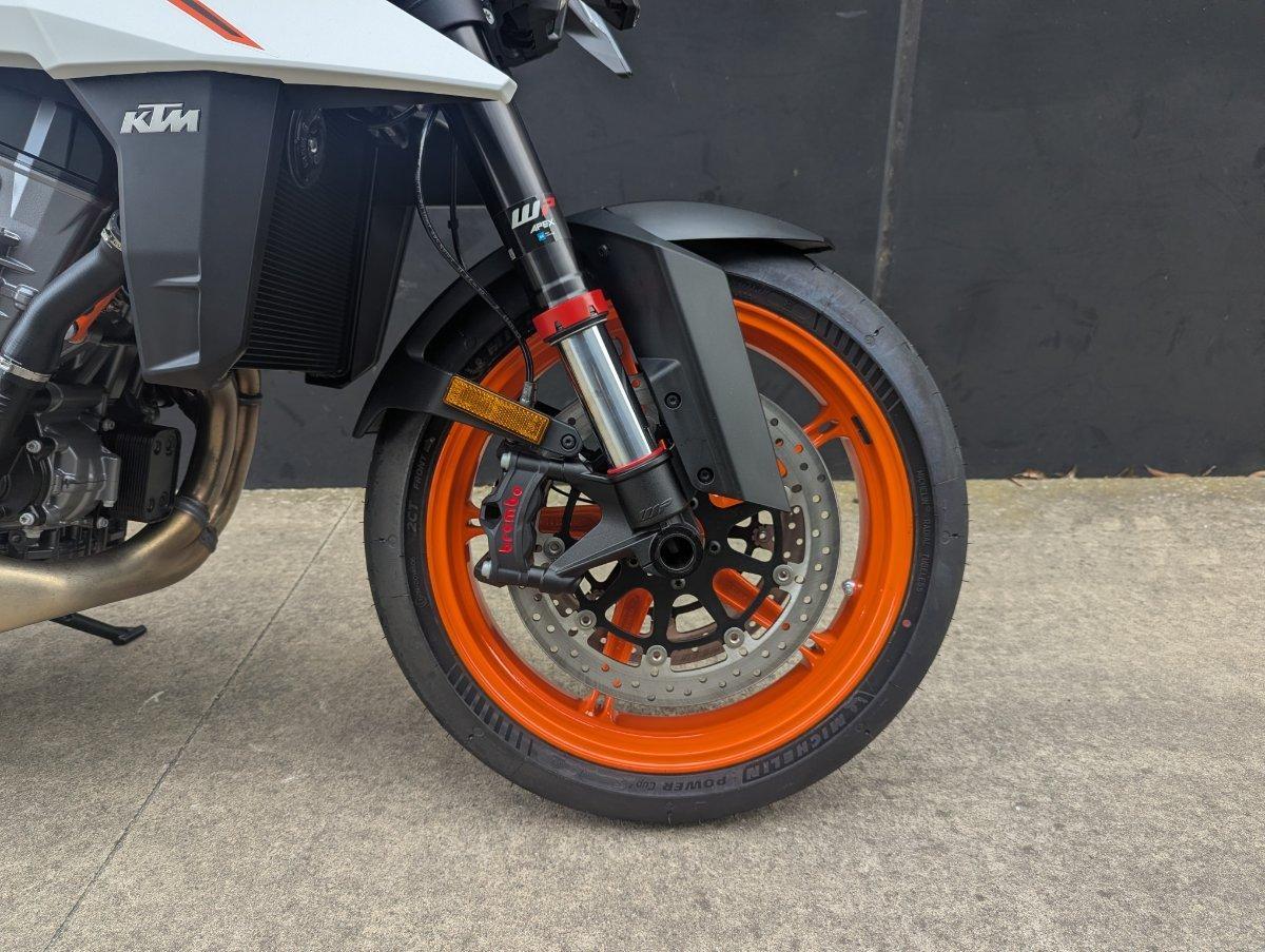 2026 KTM 990 DUKE R ROAD