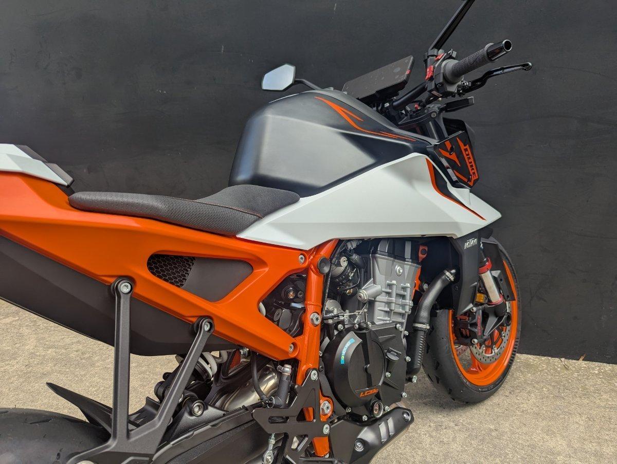 2026 KTM 990 DUKE R ROAD