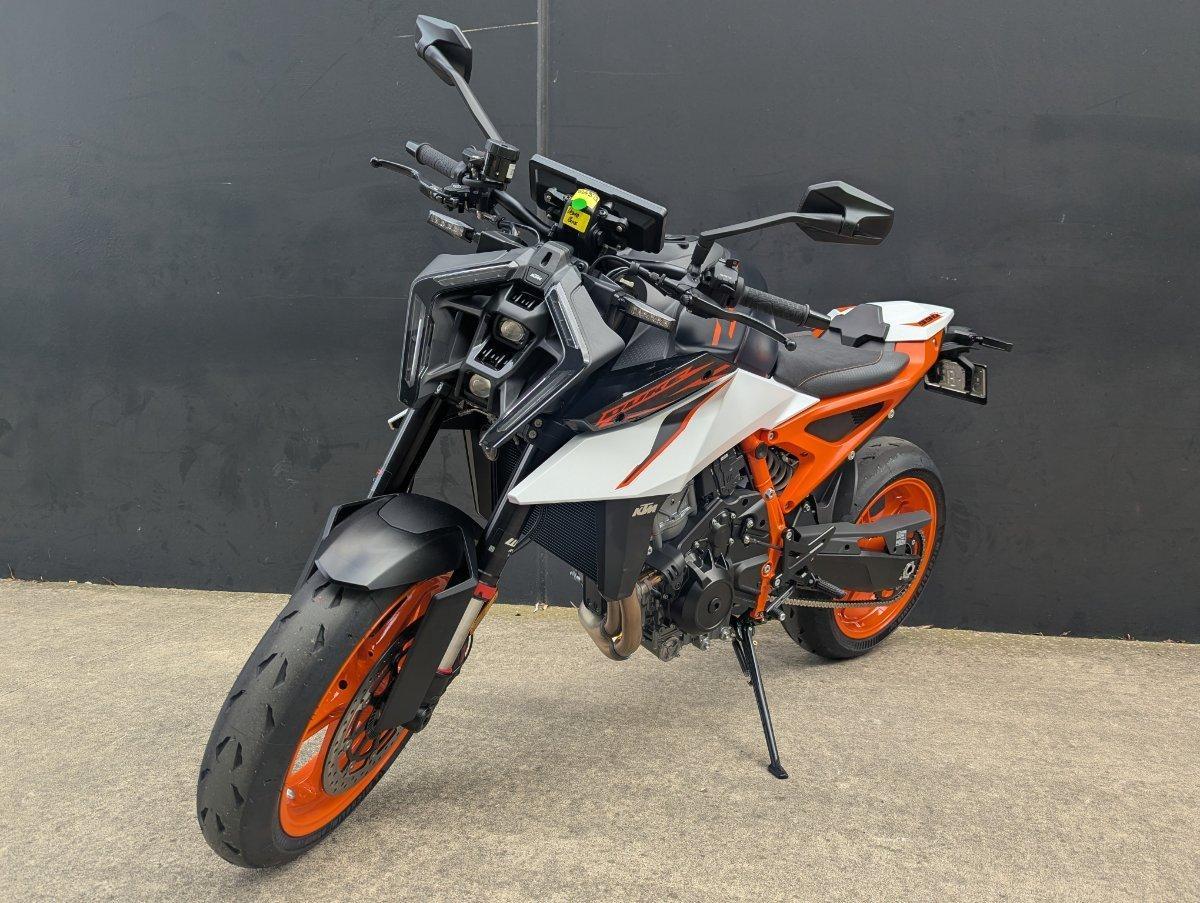 2026 KTM 990 DUKE R ROAD
