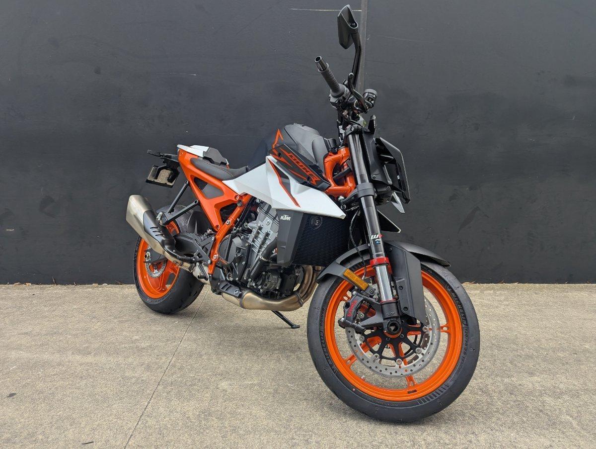 2026 KTM 990 DUKE R ROAD