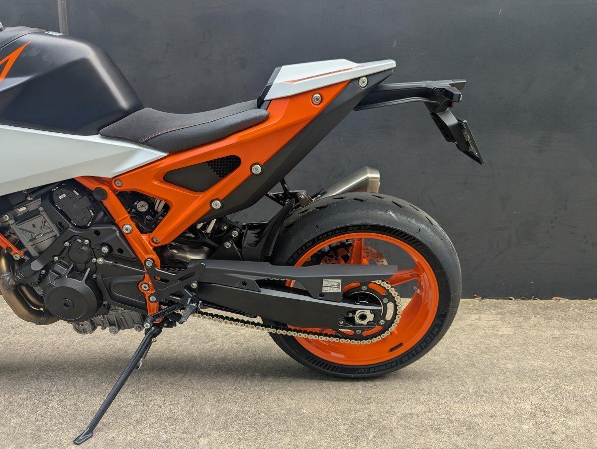 2026 KTM 990 DUKE R ROAD