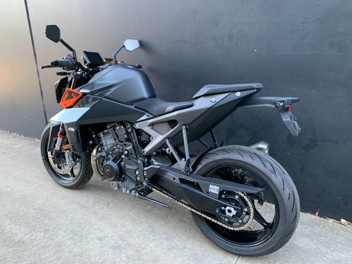 2024 KTM 990 DUKE ROAD