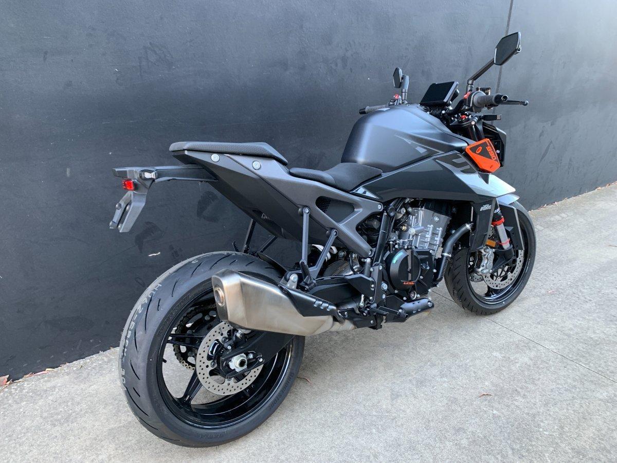 2024 KTM 990 DUKE ROAD