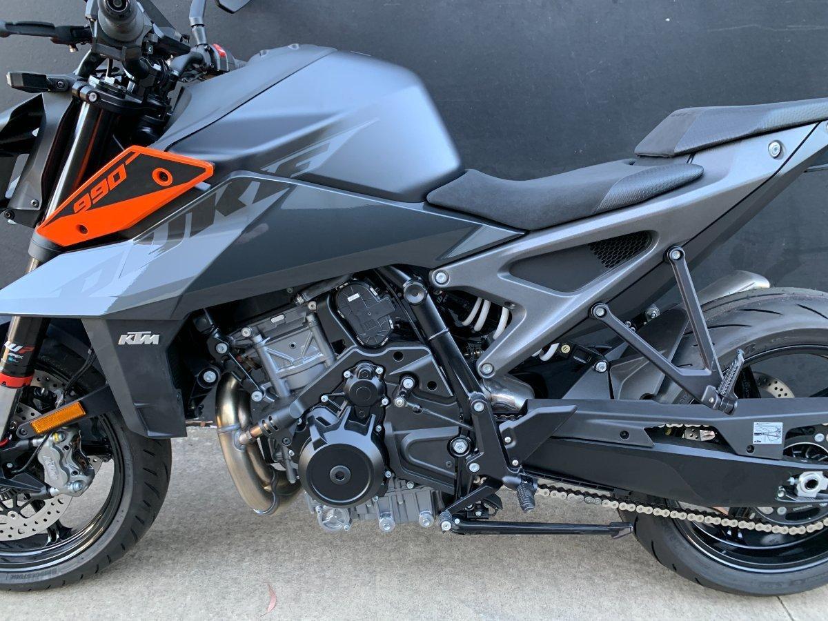 2024 KTM 990 DUKE ROAD