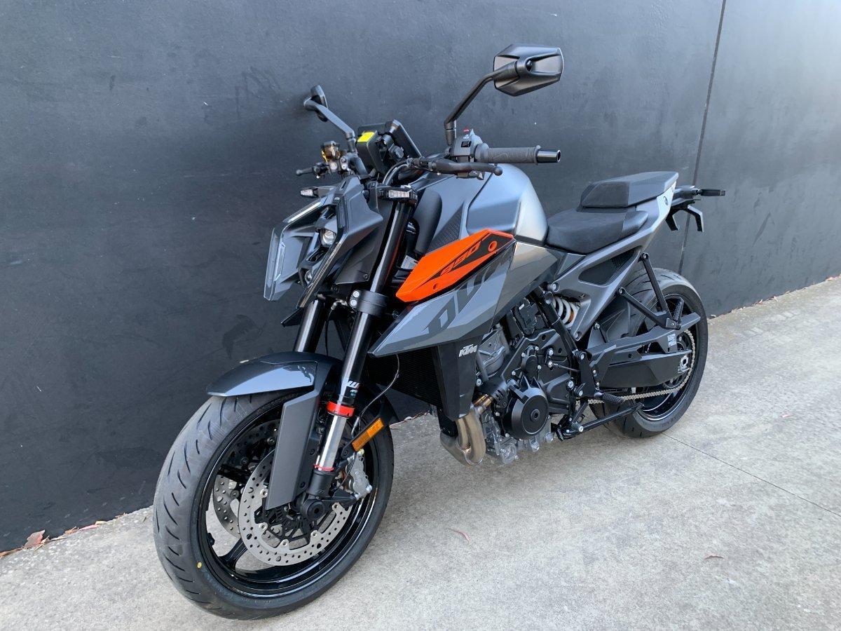 2024 KTM 990 DUKE ROAD