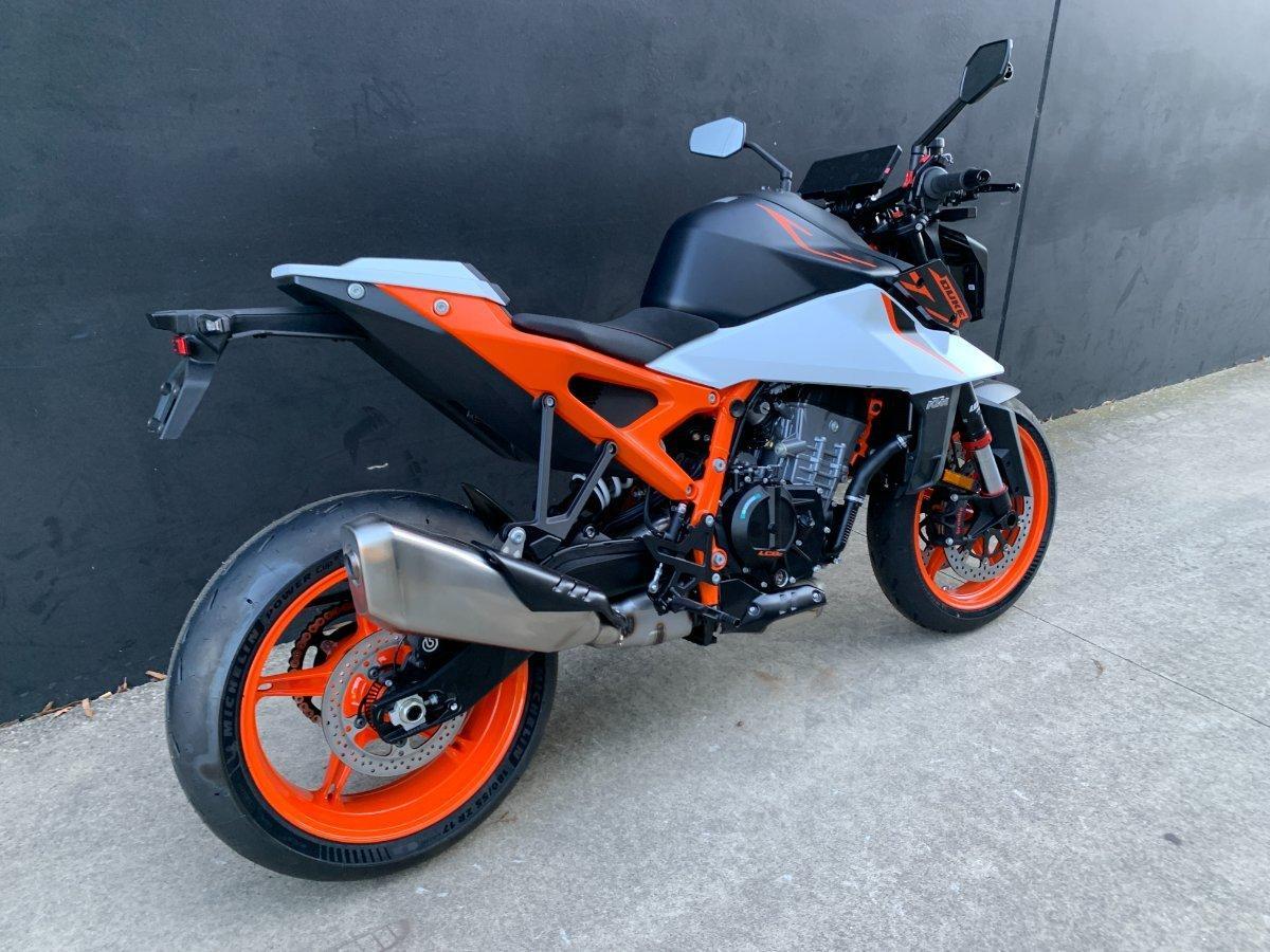 2026 KTM 990 DUKE R ROAD