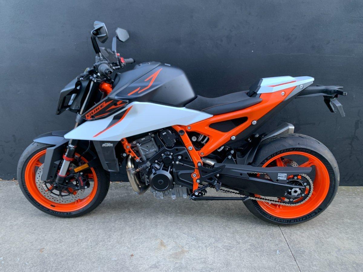 2026 KTM 990 DUKE R ROAD