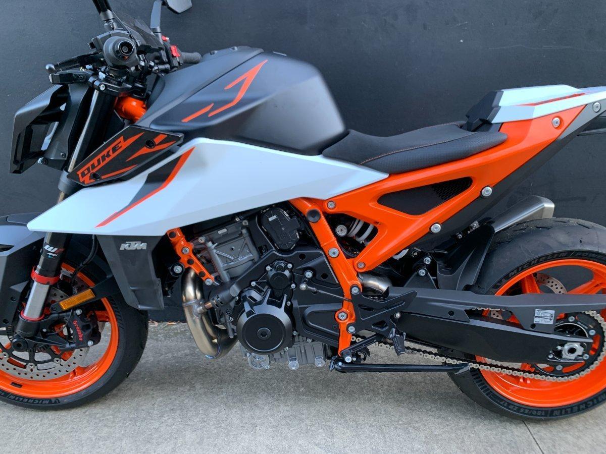2026 KTM 990 DUKE R ROAD