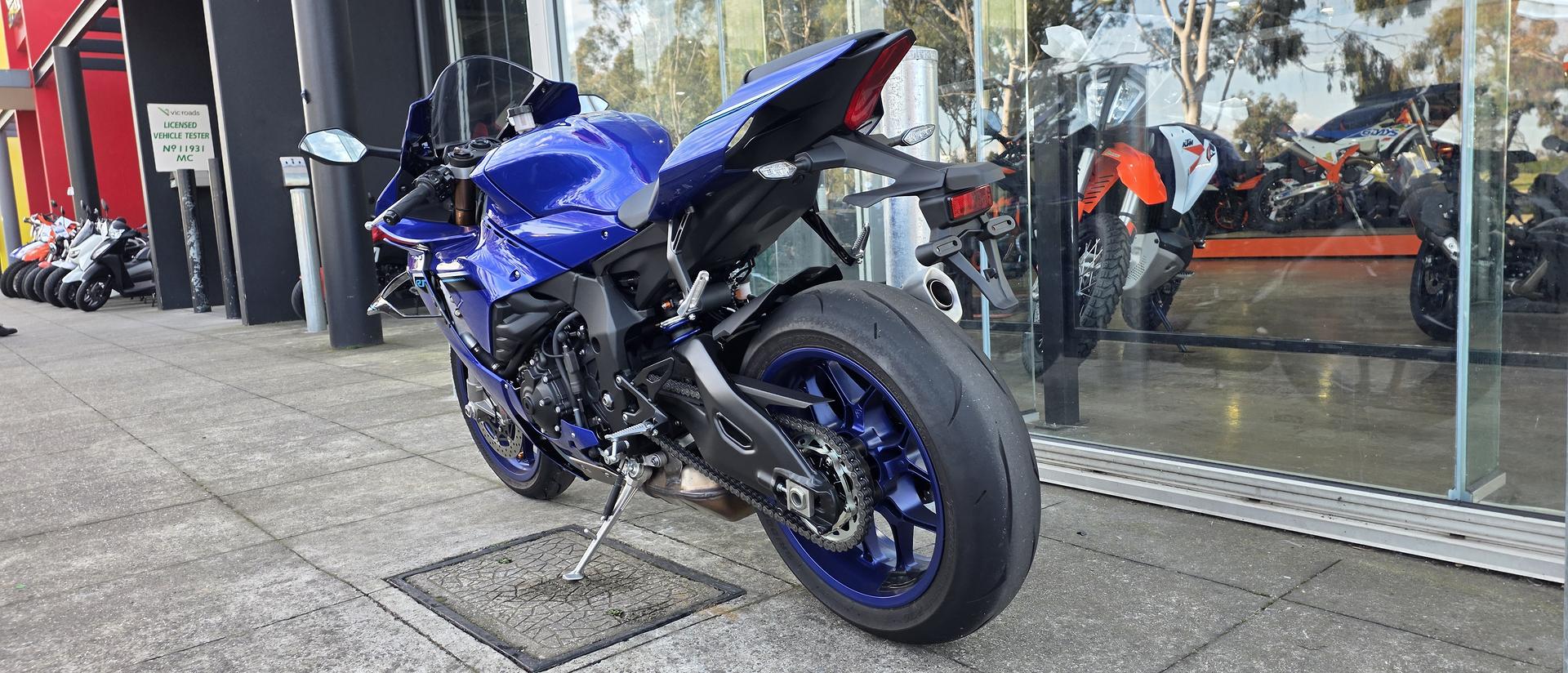 2025 YAMAHA YZF-R1 SPORTS