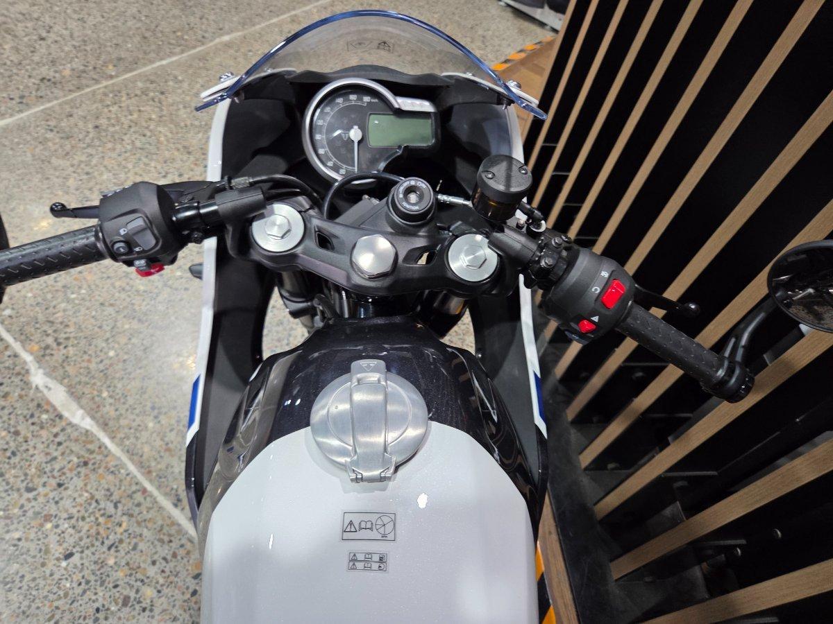 2026 TRIUMPH THRUXTON 400 ROAD