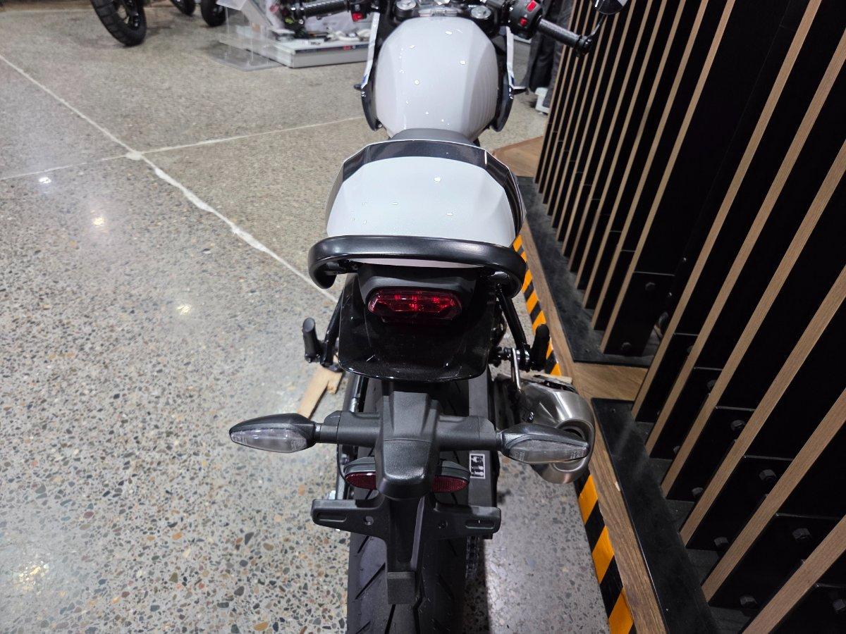 2026 TRIUMPH THRUXTON 400 ROAD