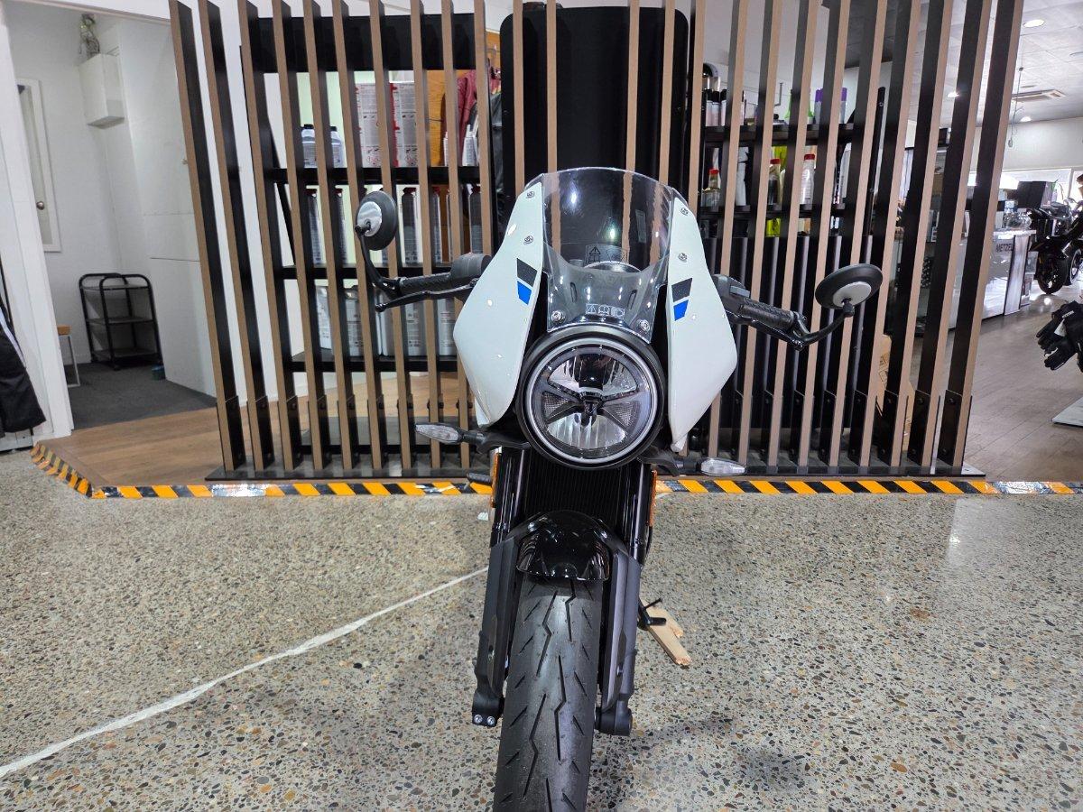 2026 TRIUMPH THRUXTON 400 ROAD