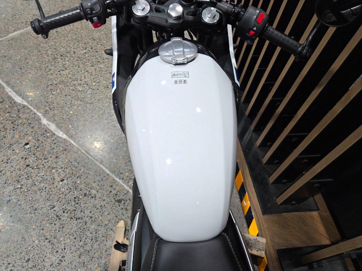 2026 TRIUMPH THRUXTON 400 ROAD