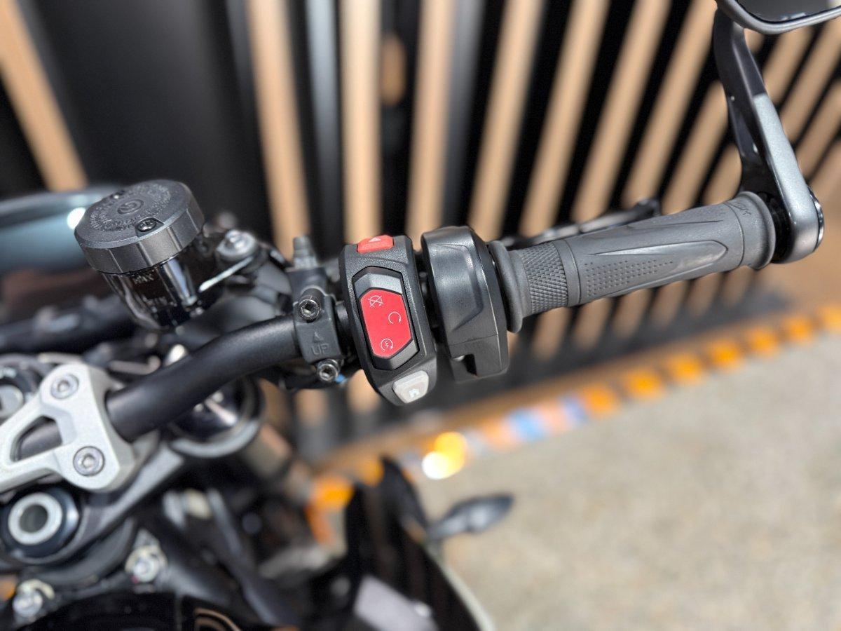2025 TRIUMPH STREET TRIPLE RS ROAD