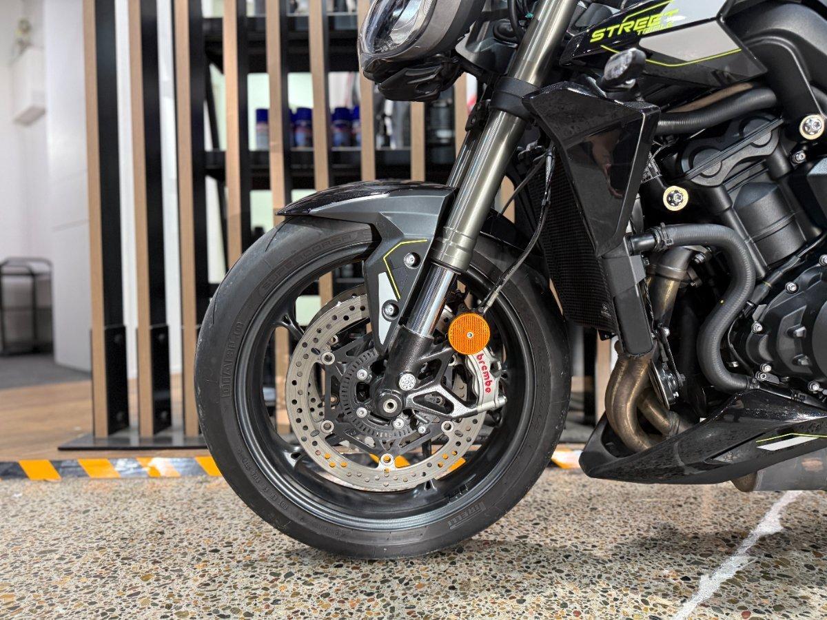 2025 TRIUMPH STREET TRIPLE RS ROAD
