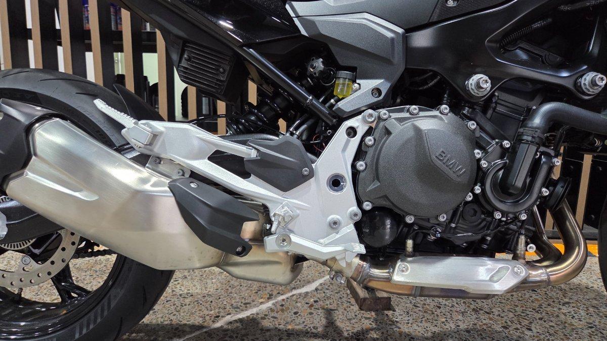 2026 BMW F 900 R TRIPLE BLACK ROAD
