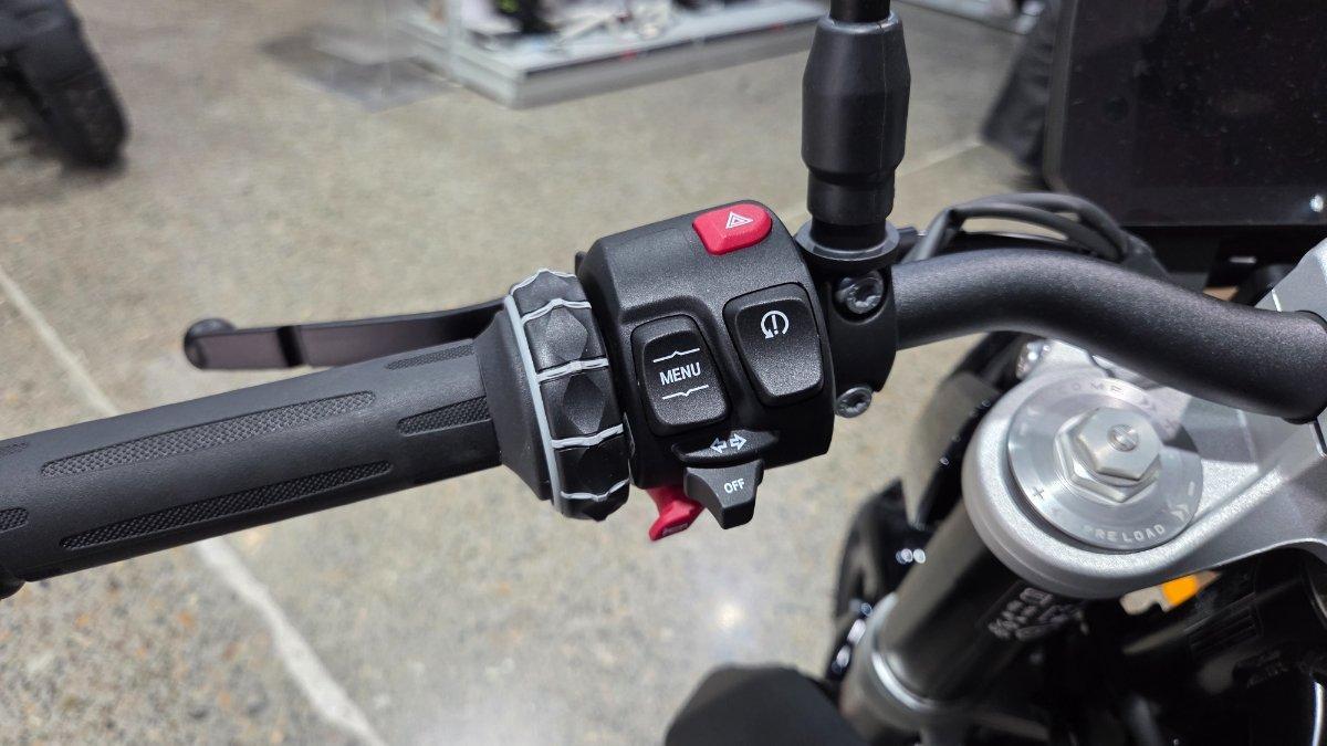 2026 BMW F 900 R TRIPLE BLACK ROAD