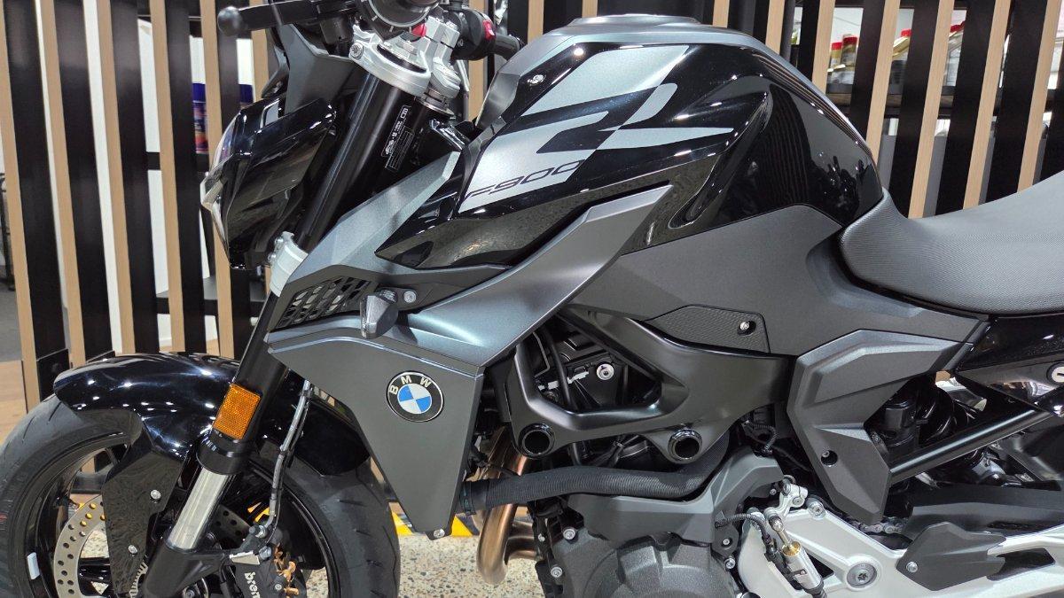 2026 BMW F 900 R TRIPLE BLACK ROAD