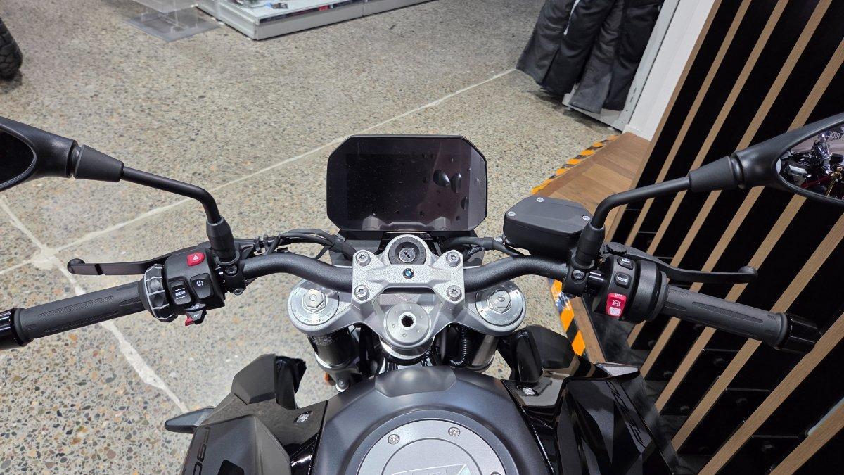 2026 BMW F 900 R TRIPLE BLACK ROAD