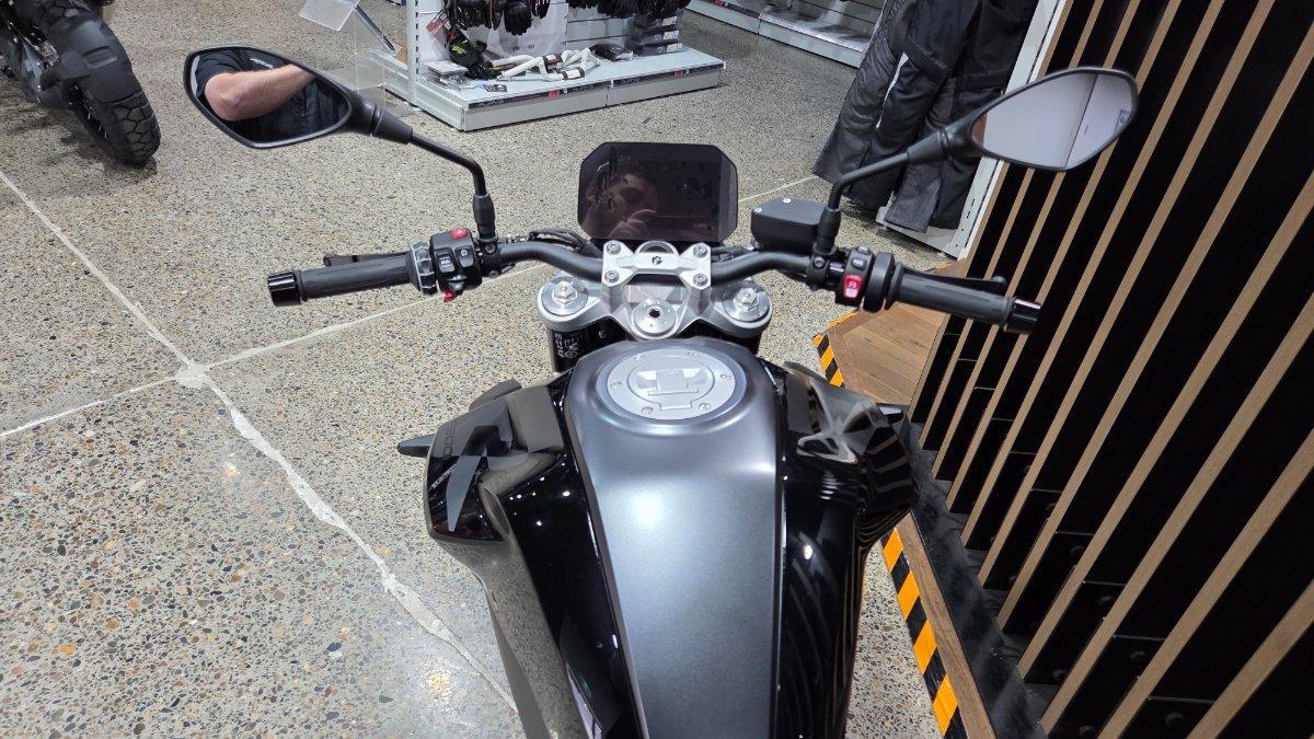 2026 BMW F 900 R TRIPLE BLACK ROAD