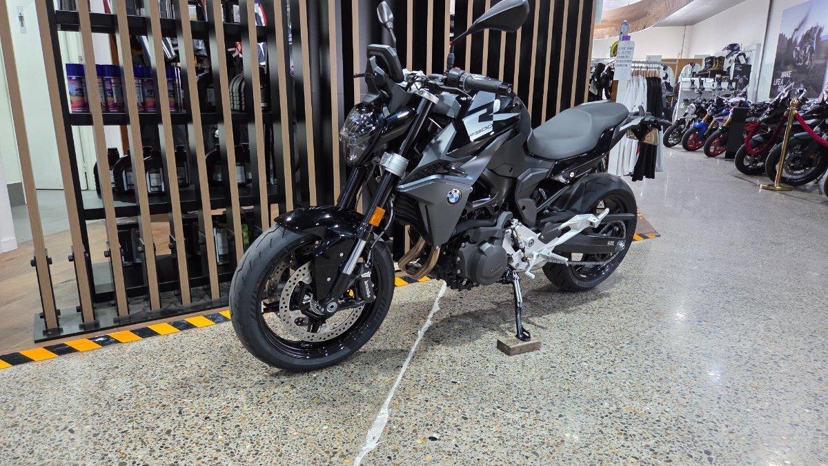 2026 BMW F 900 R TRIPLE BLACK ROAD
